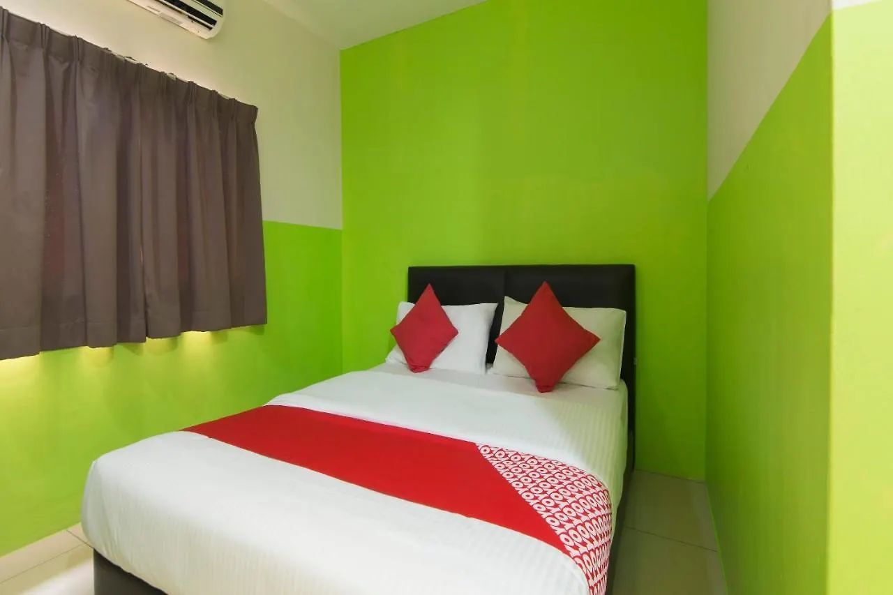 Oyo 44072 Mines Cempaka Hotel Nilai